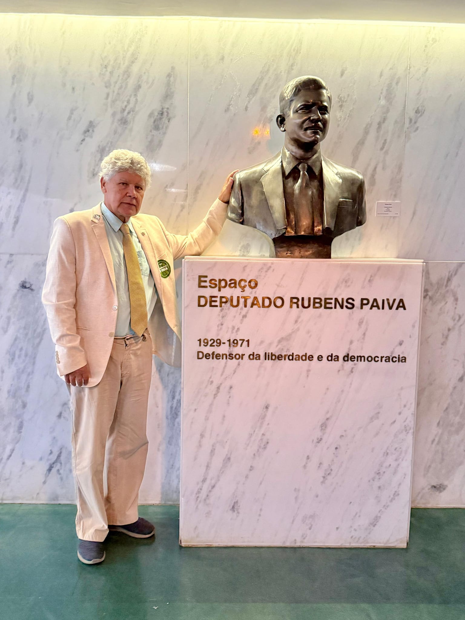Busto Rubens Paiva